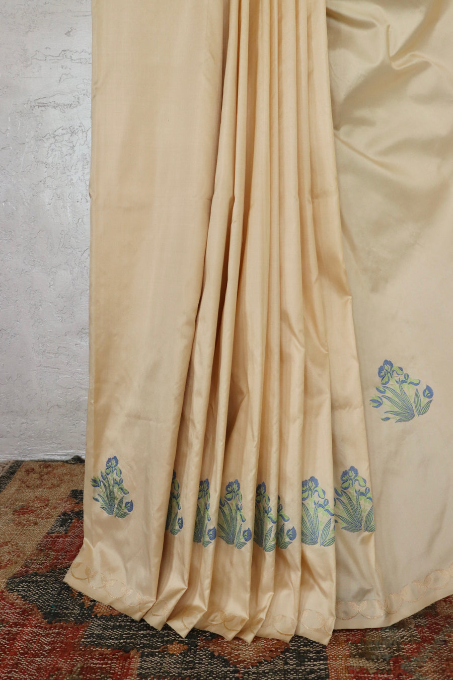 Cream Iris Kadhua Motif Pure Silk Handloom Banarsi Saree