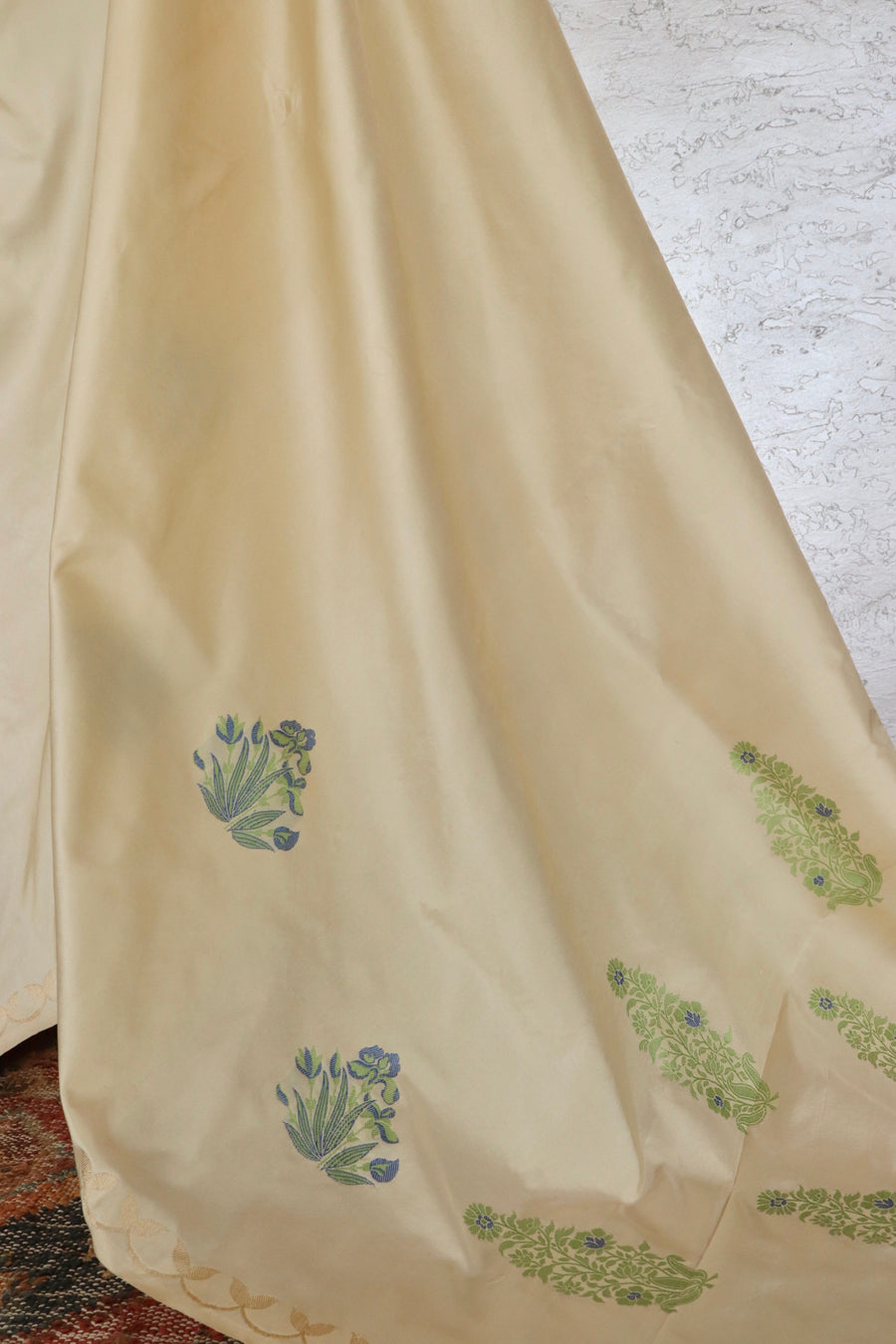 Cream Iris Kadhua Motif Pure Silk Handloom Banarsi Saree