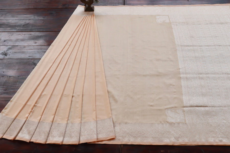 Border close-up on Peach Kuniya Banarasi saree