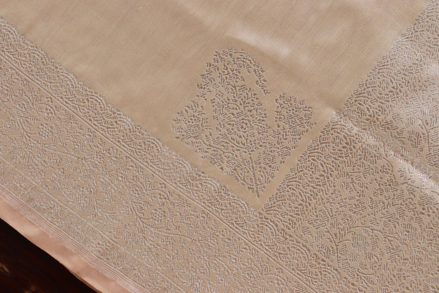 Aanchal motif on Peach Kuniya Banarasi saree