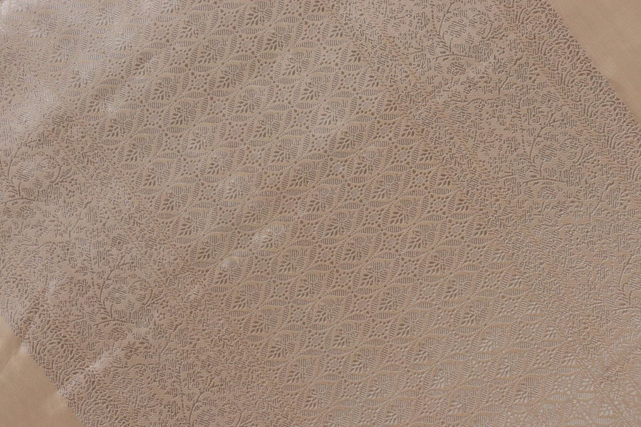 Colour close-up of Peach Kuniya Banarasi saree