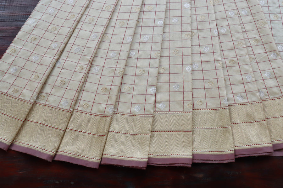 Aanchal motif on Ivory Check Banarasi saree