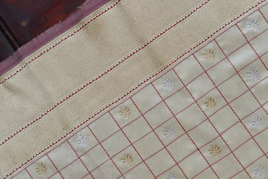 Silk texture of Ivory Check Banarasi saree