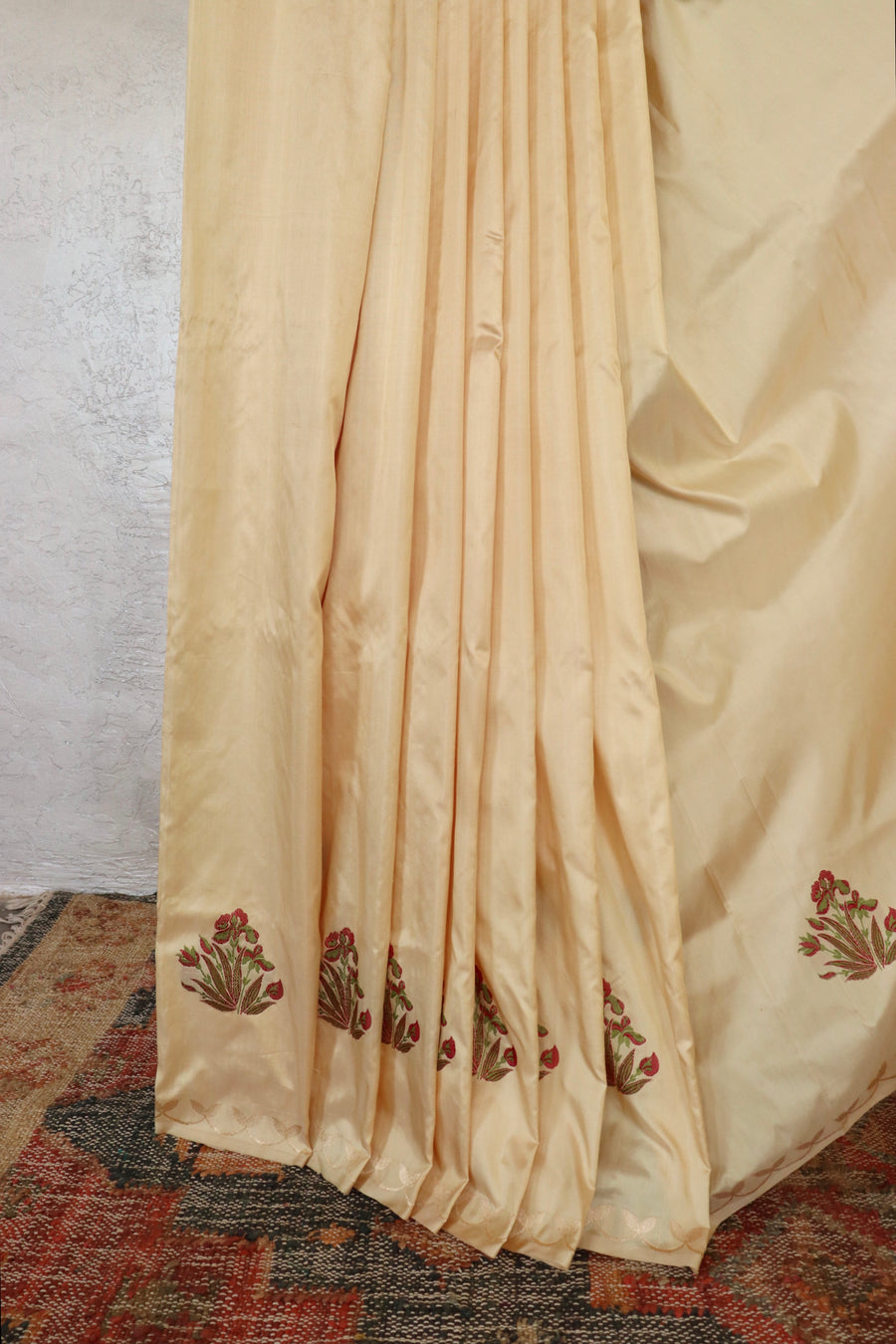 Cream Iris Kadhua Motif Pure Silk Handloom Banarsi Saree