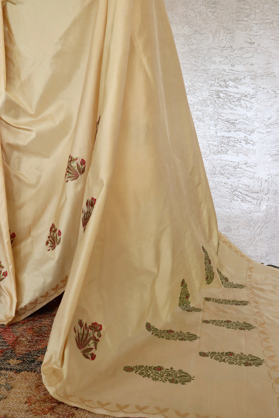 Cream Iris Kadhua Motif Pure Silk Handloom Banarsi Saree