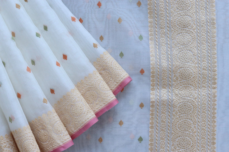 Colour close-up of White Kadhua Kora Banarasi saree