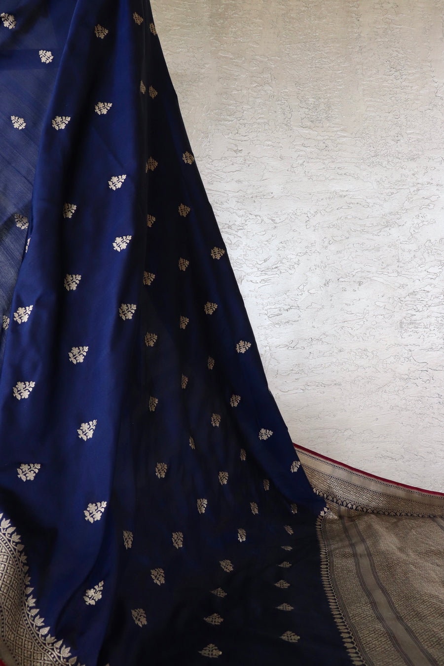 Navy Blue Leaf Motif Handloom Banarasi Silk Saree