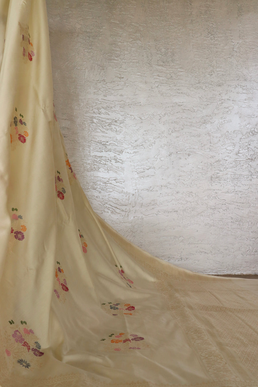 Cream Guldasta Motif Pure Katan Silk Handloom Saree
