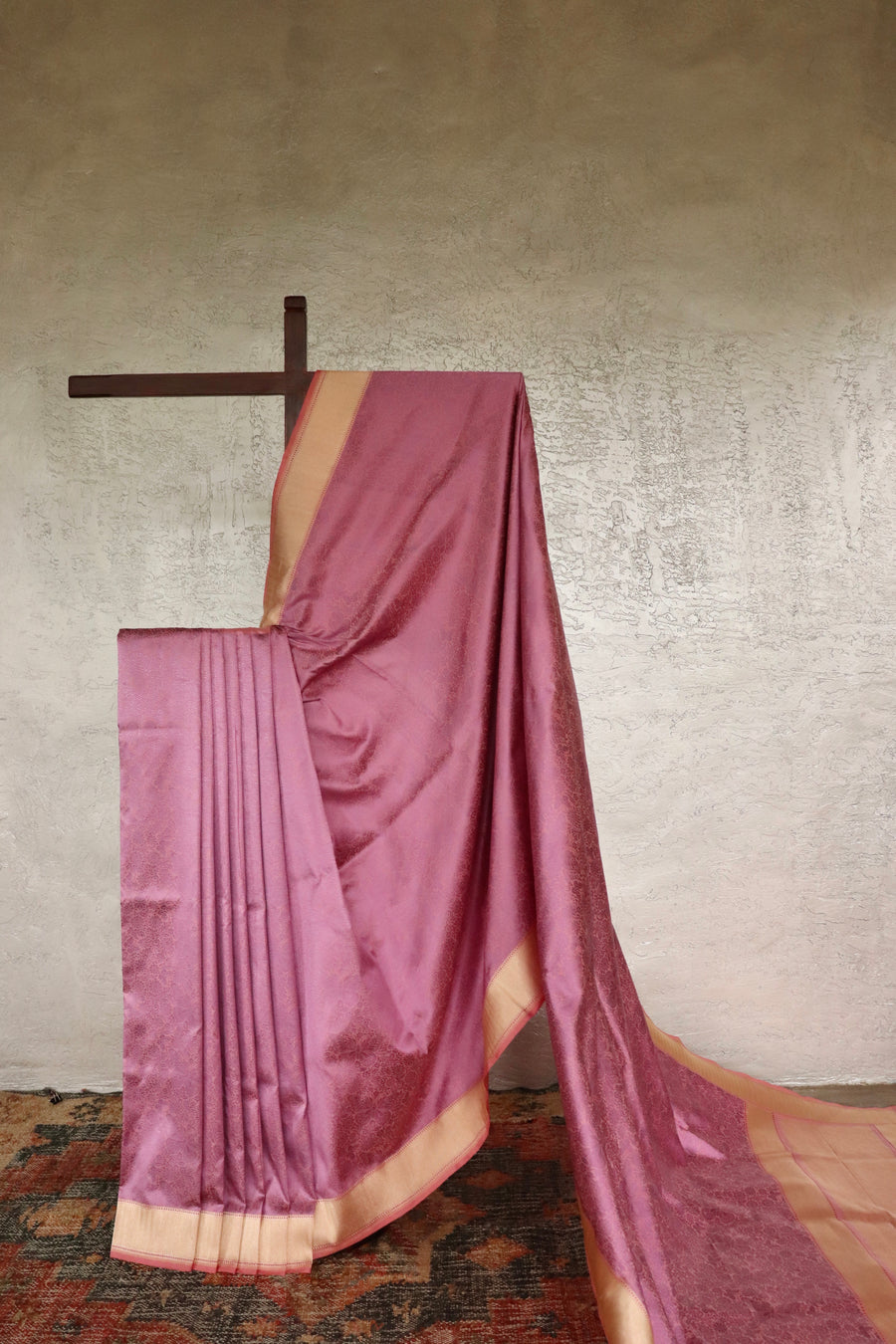 Pink handloom Banarsi saree with tanchoi motifs in silk