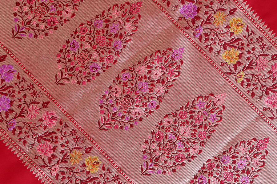Silk texture of Red Meenadar Kadhua Banarasi saree