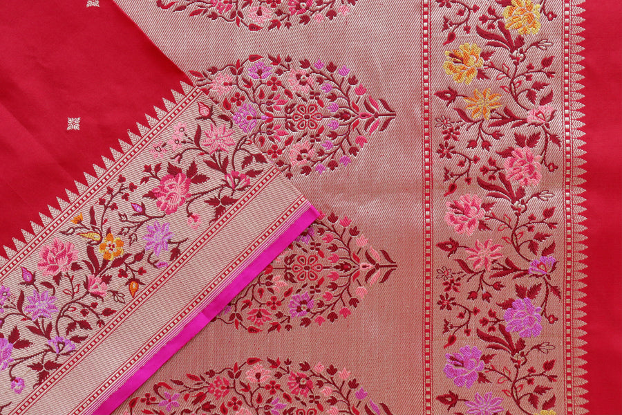 Colour close-up of Red Meenadar Kadhua Banarasi saree