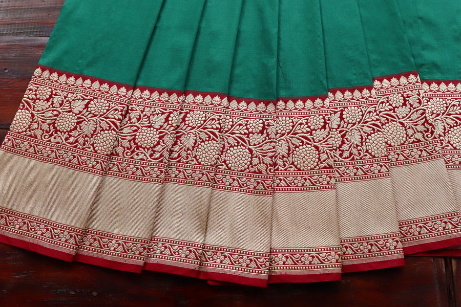 Aanchal motif on Green & Maroon Kadhua Banarasi saree