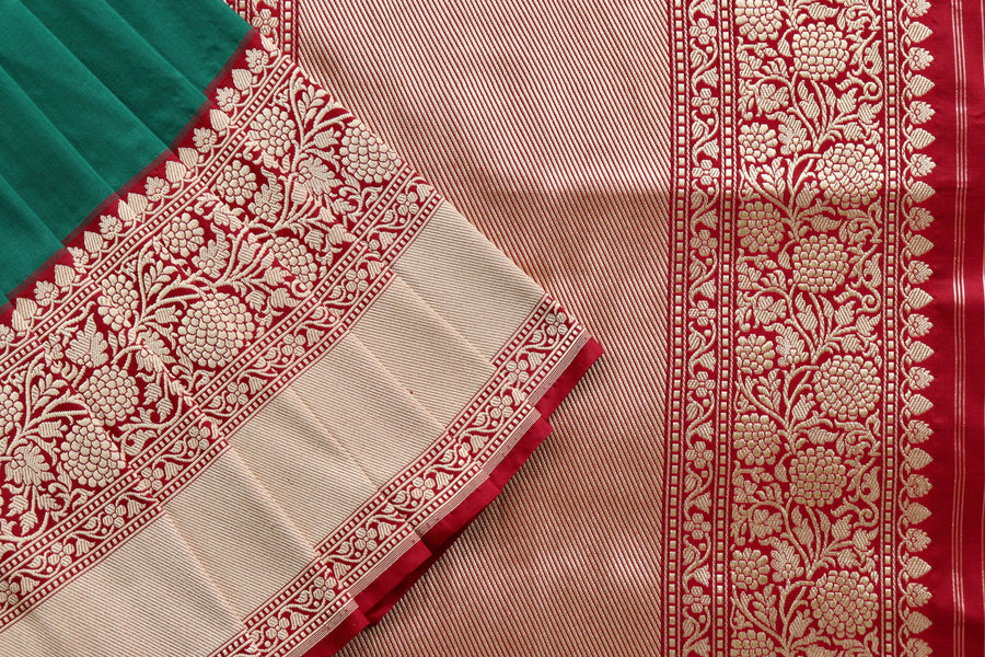 Colour close-up of Green & Maroon Kadhua Banarasi saree