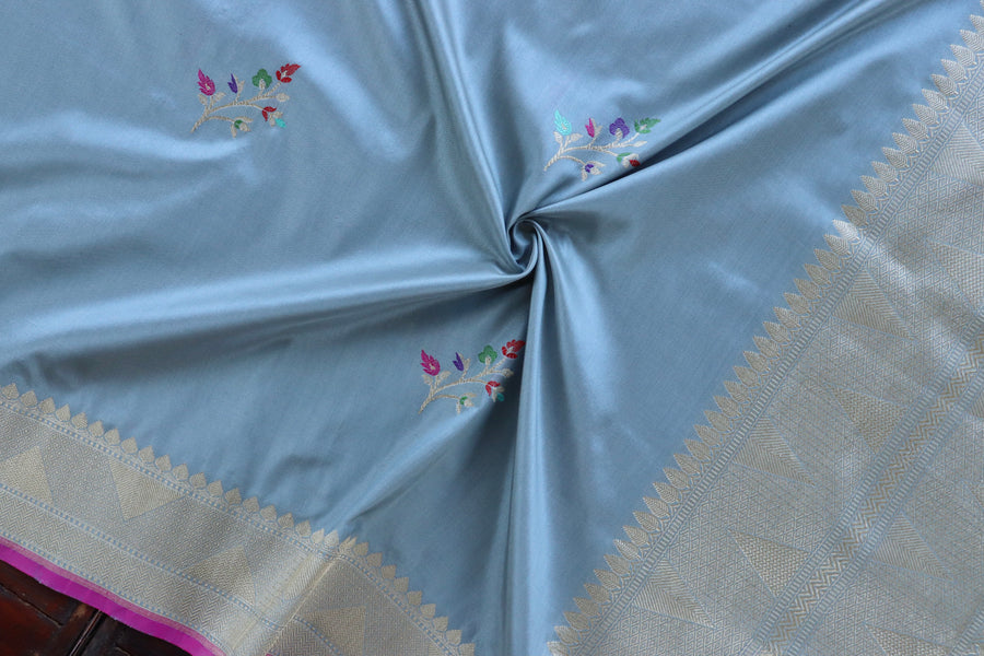 Pallu detail of Sky Blue Leaf Motif Banarasi dupatta