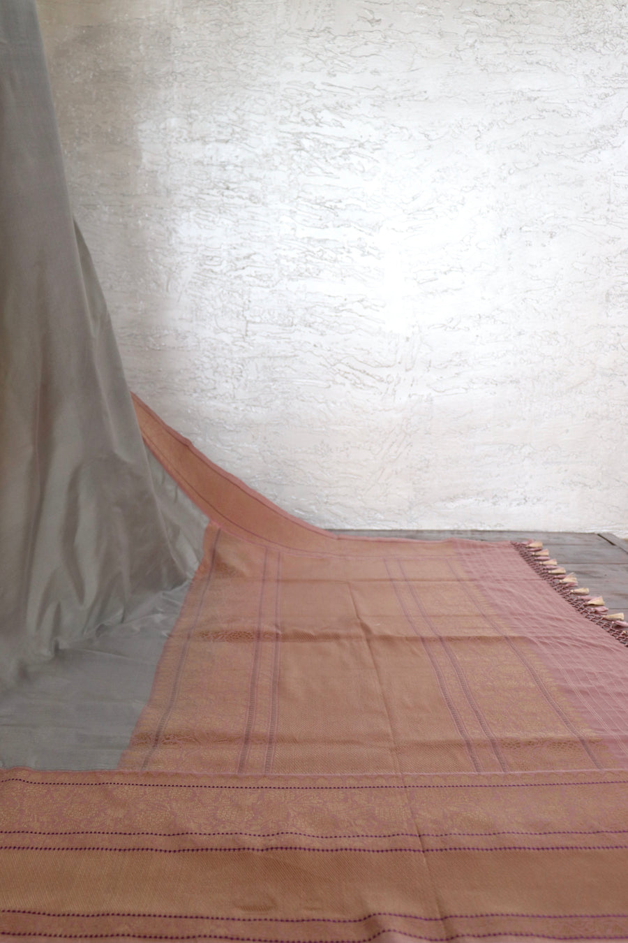 Grey & Pink Kadiyal Pure Katan Silk Handloom Banarasi Saree