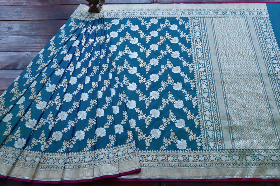 Border close-up on Peacock Shade Zig Zag Jangla saree