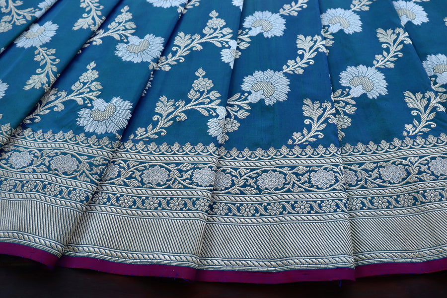 Silk texture of Peacock Shade Zig Zag Jangla saree
