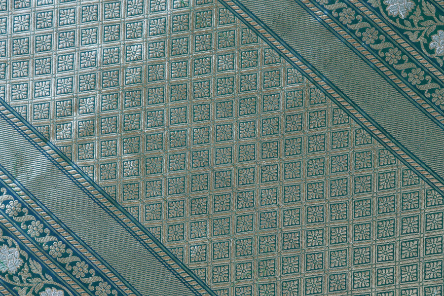 Pleat detail of Peacock Shade Zig Zag Jangla saree