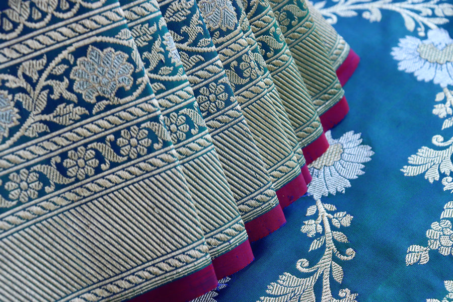 Pallu detail of Peacock Shade Zig Zag Jangla Banarasi saree