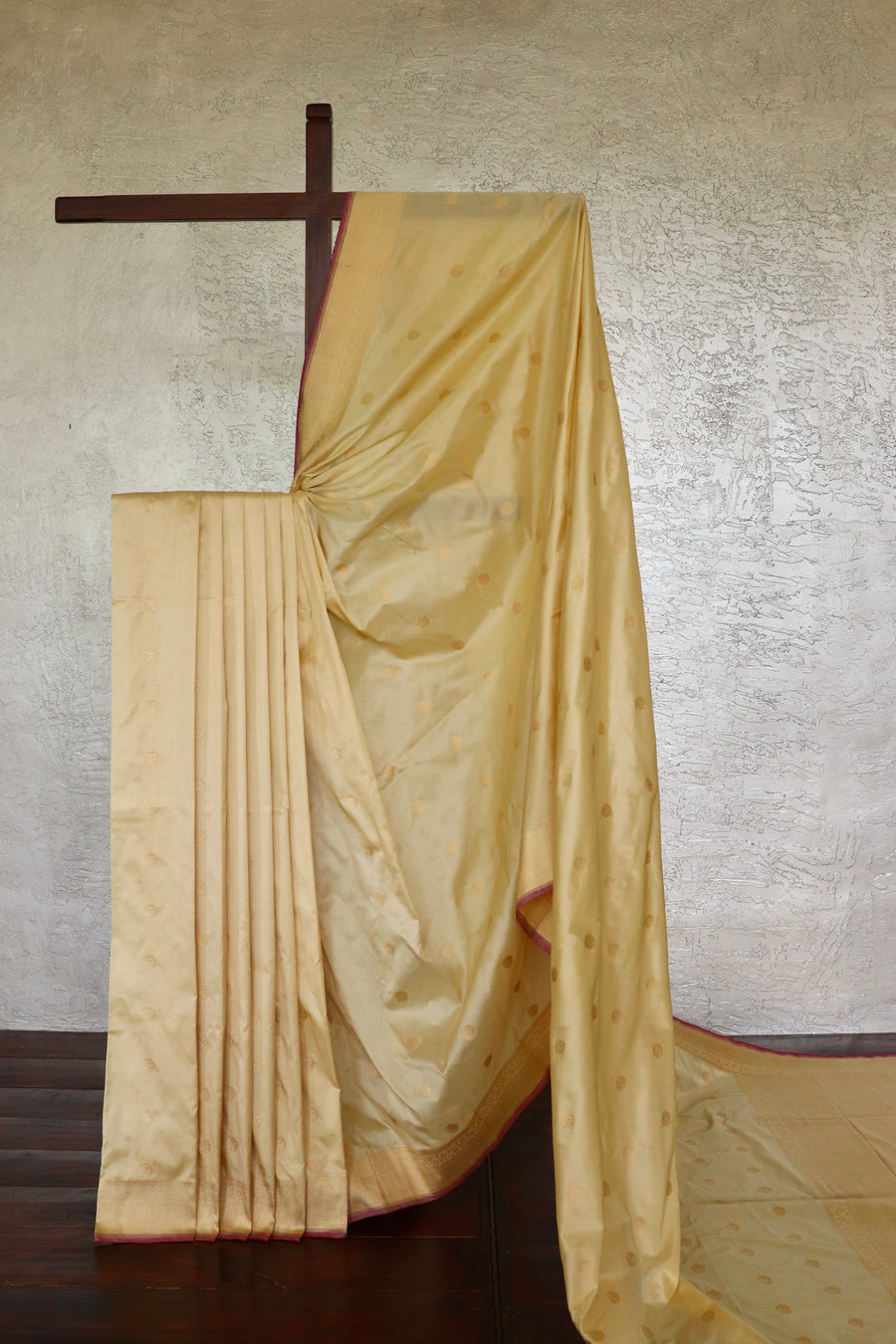 Ivory Ginnie Motif Pure Silk Banarasi Saree | Stuti Weaves
