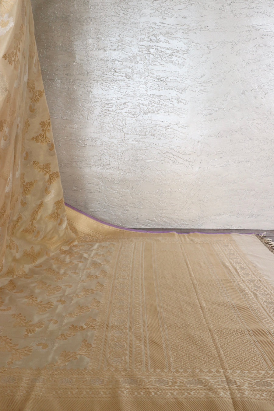 Cream Zig Zag Jangla Pure Silk Handloom Banarasi Saree