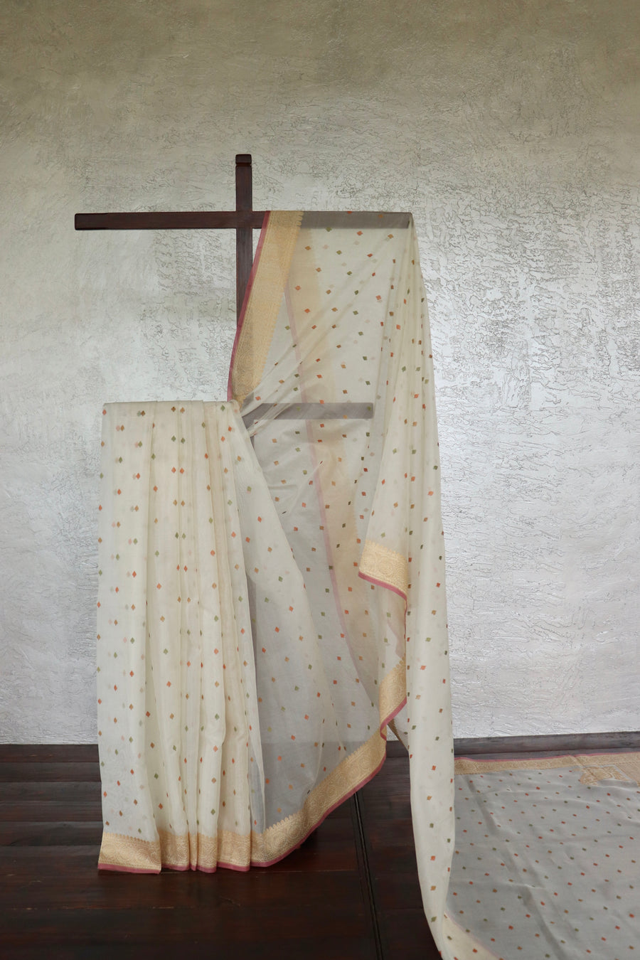 White Kadhua Motif Pure Kora Silk Handloom Banarasi Saree