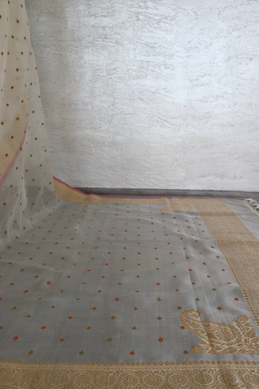 White Kadhua Motif Pure Kora Silk Handloom Banarasi Saree