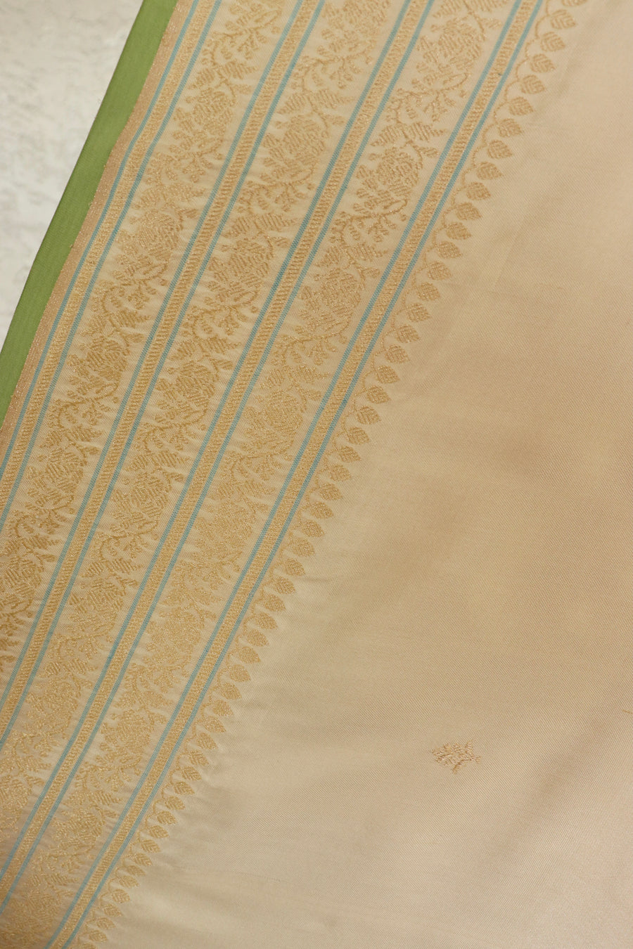 Ivory Kadhua Motif Pure Silk Handloom Banarasi Saree