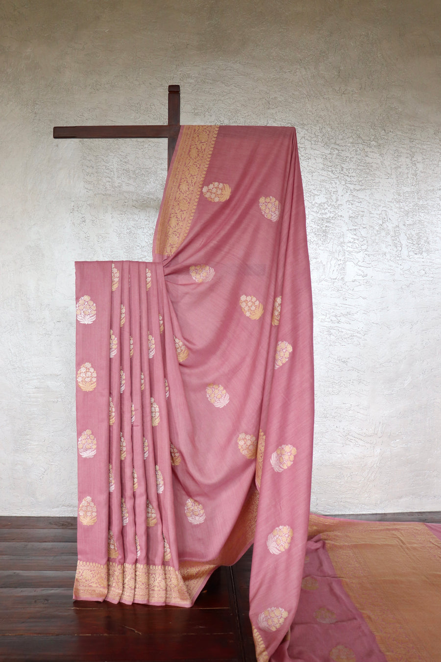 Soft Pink Phool Motif Munga Silk Handloom Saree