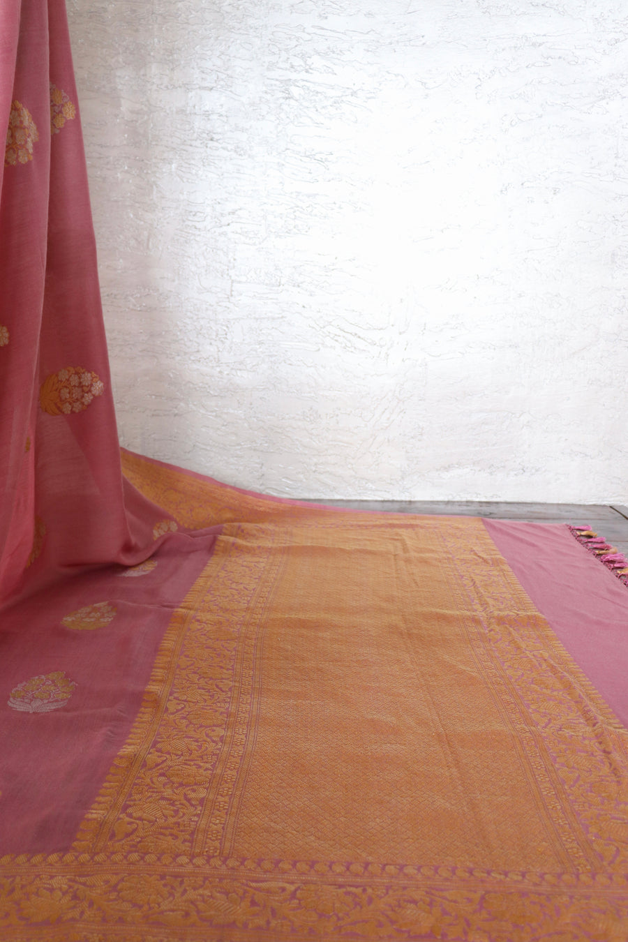 Soft Pink Phool Motif Munga Silk Handloom Saree