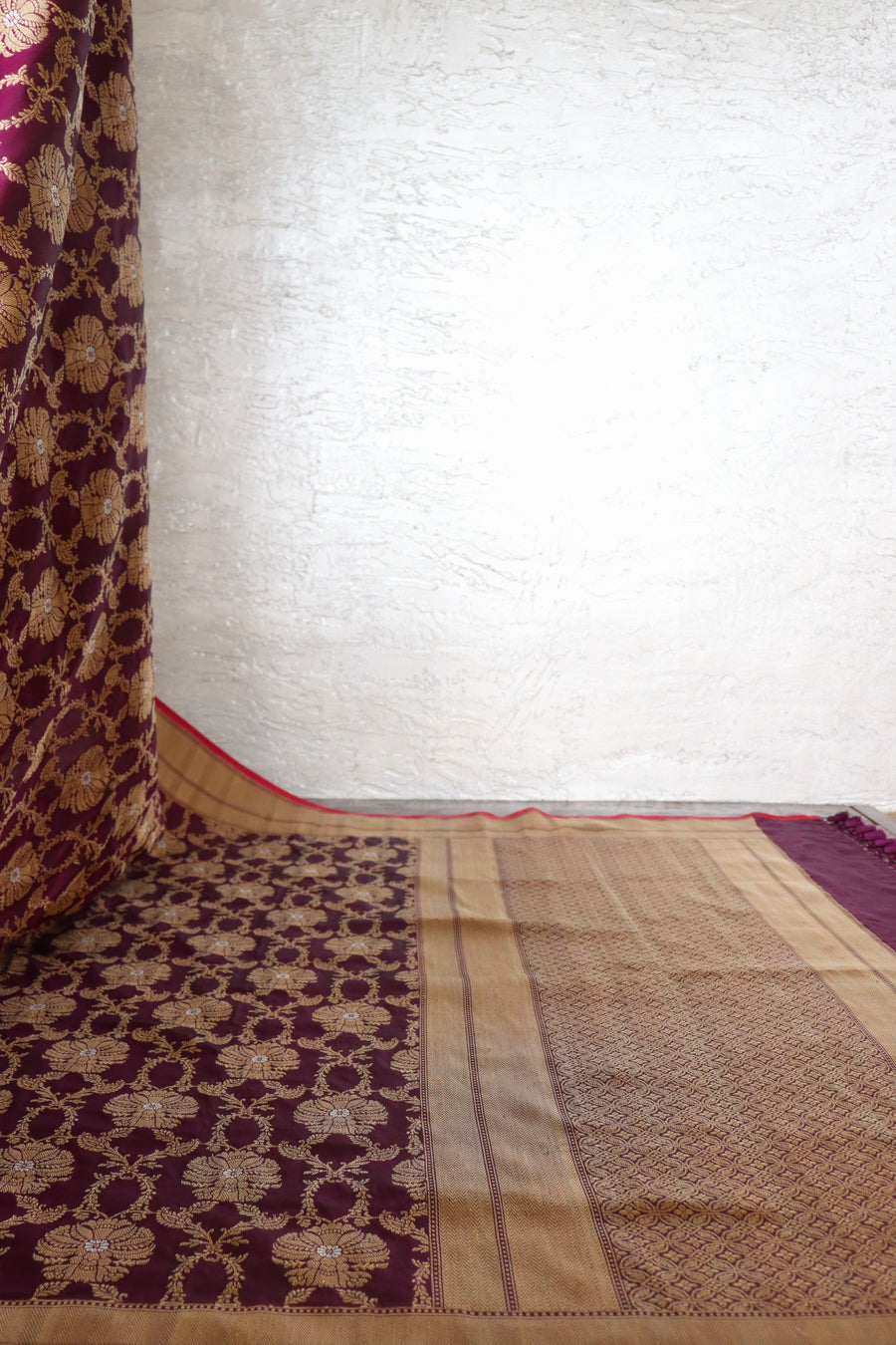 Wine Floral Chinar Jangla Pure Silk Handloom Banarasi Saree