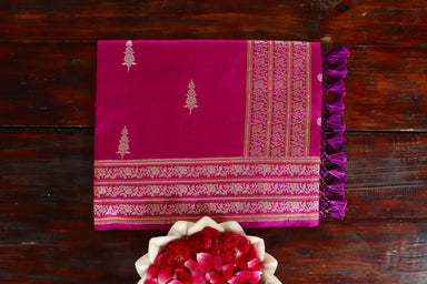 Magenta handloom Banarsi saree with kadhua motifs in pure silk