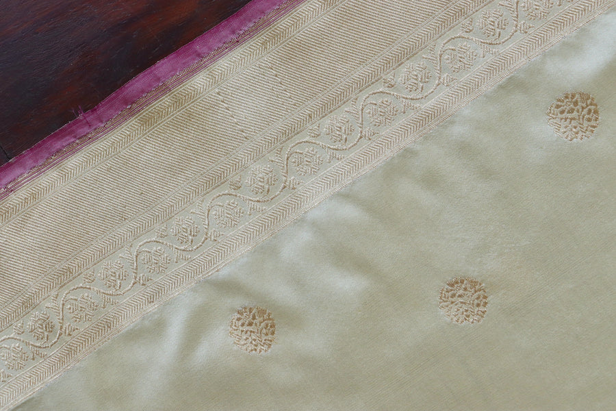 Ivory Ginnie Motif Pure Silk Handloom Banarasi Saree