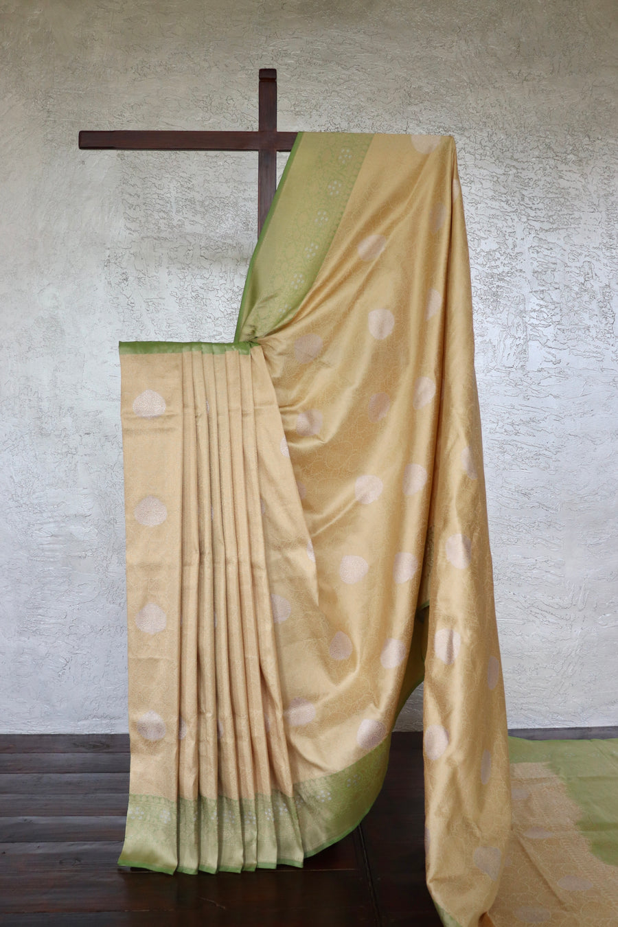 Ivory & Green Tanchoi Pure Silk Handloom Banarsi Saree