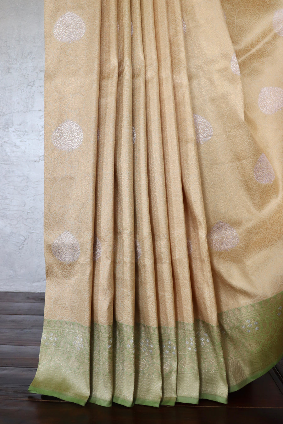 Ivory & Green Tanchoi Pure Silk Handloom Banarsi Saree