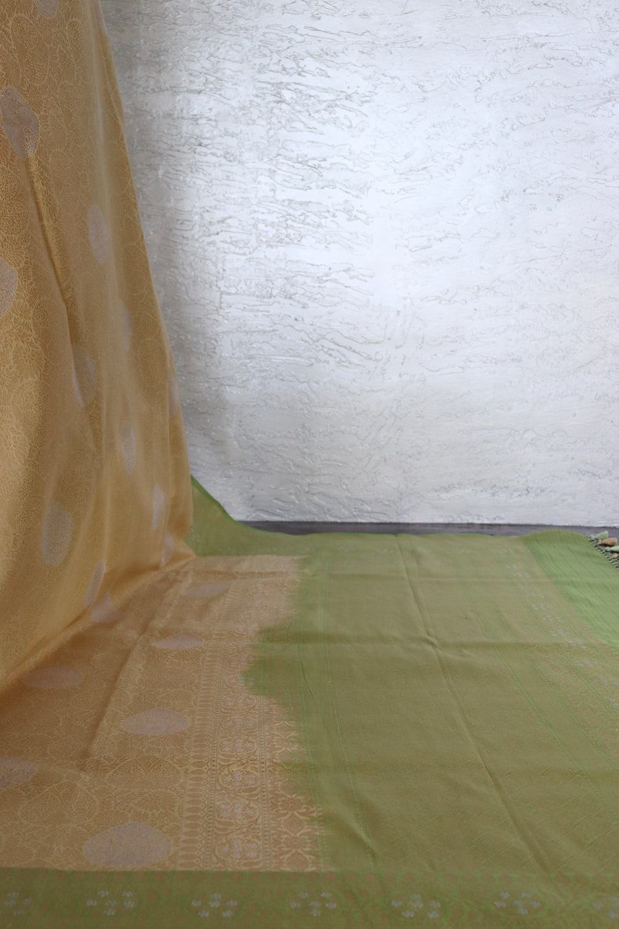 Ivory & Green Tanchoi Pure Silk Handloom Banarsi Saree