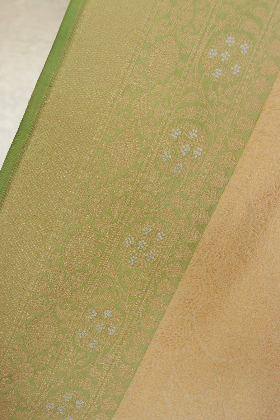 Ivory & Green Tanchoi Pure Silk Handloom Banarsi Saree