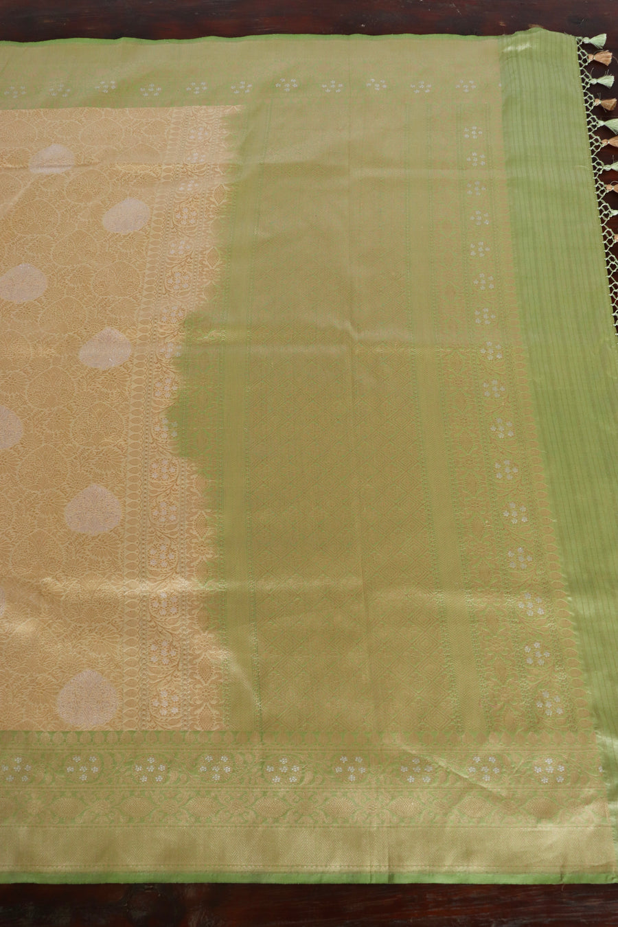 Ivory & Green Tanchoi Pure Silk Handloom Banarsi Saree