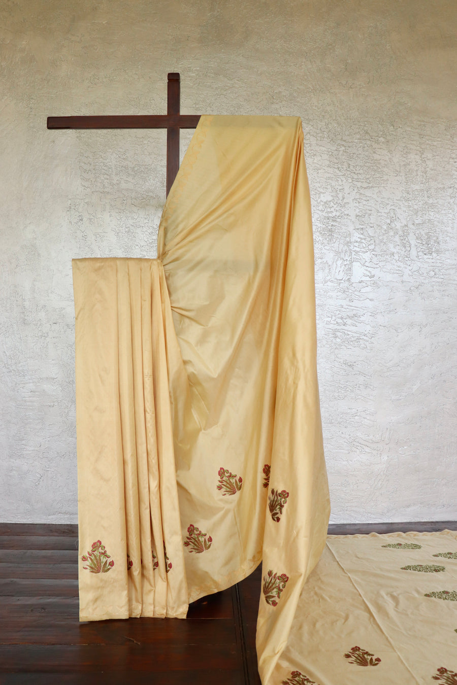 Cream Iris Kadhua Motif Pure Silk Handloom Banarsi Saree