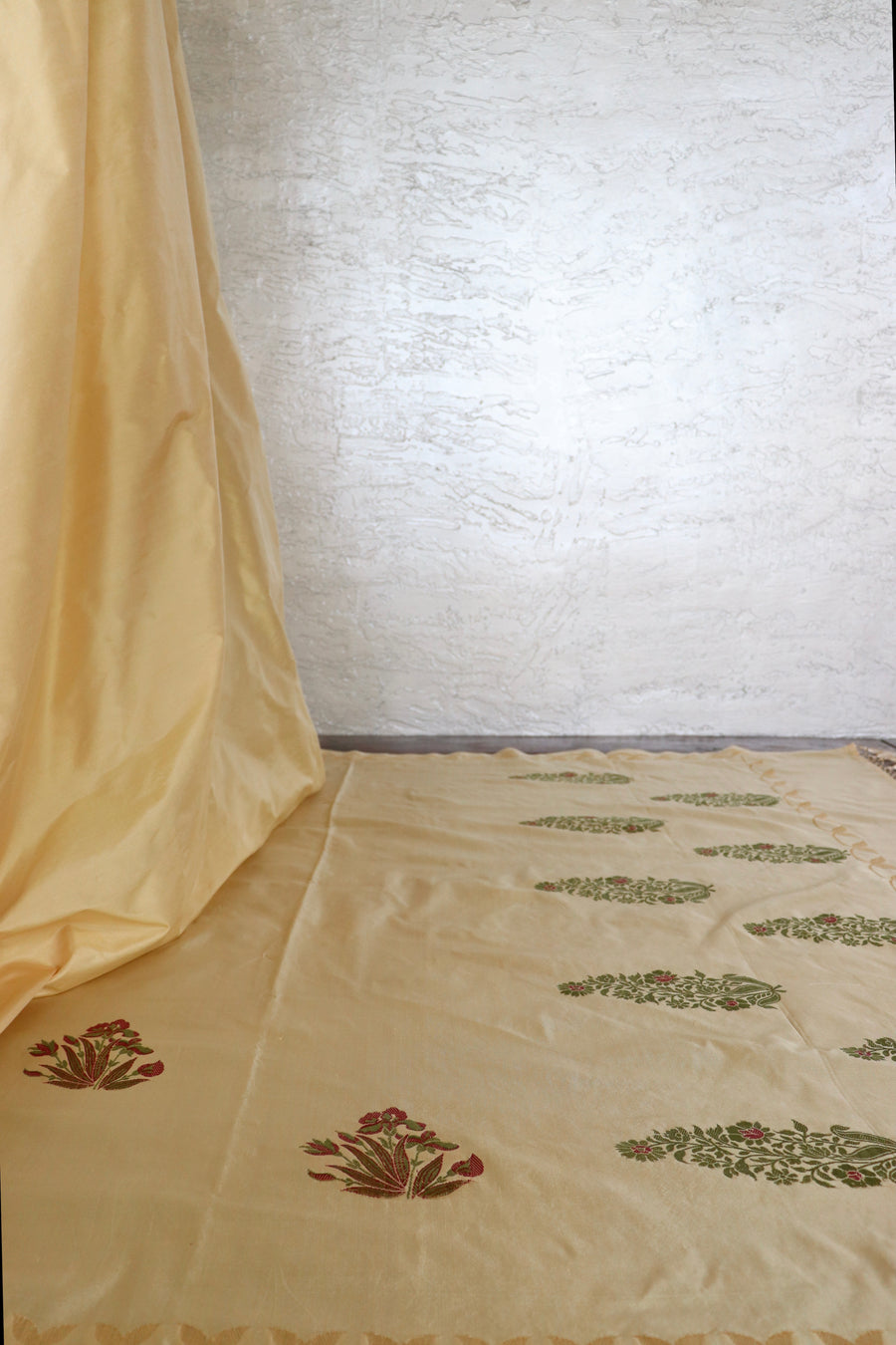 Cream Iris Kadhua Motif Pure Silk Handloom Banarsi Saree