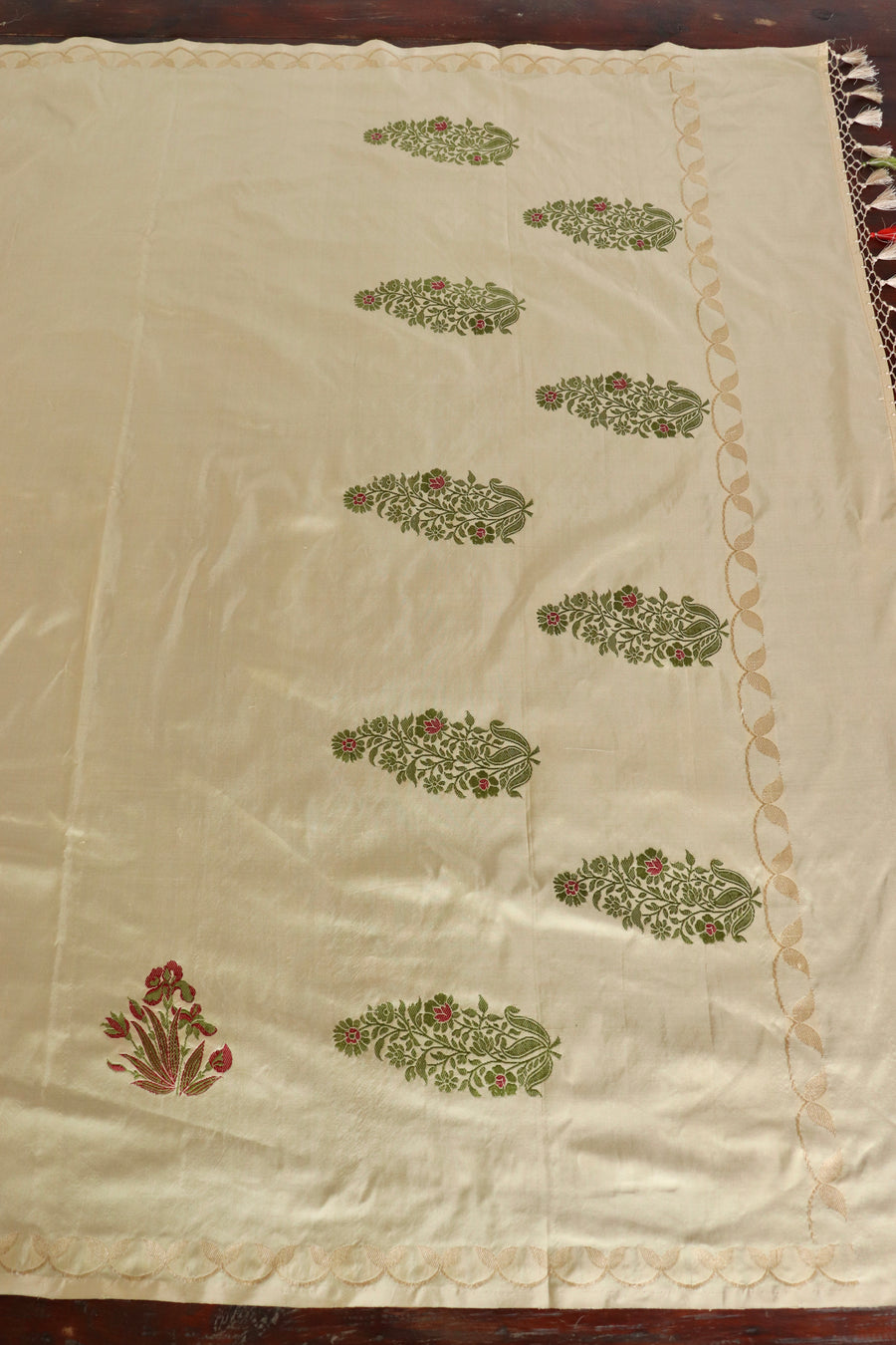 Cream Iris Kadhua Motif Pure Silk Handloom Banarsi Saree