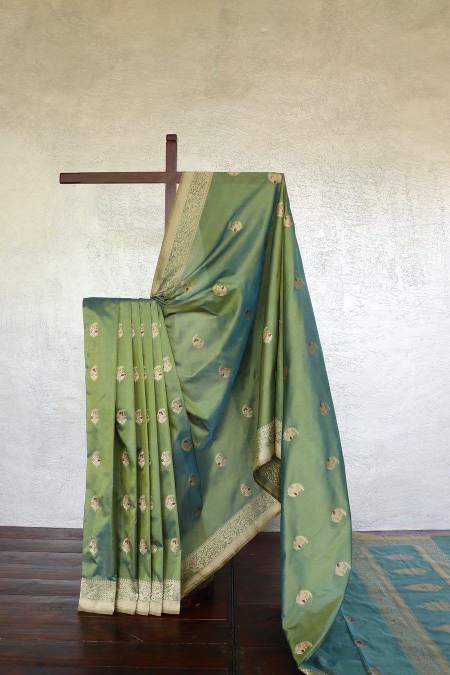 Dual-Tone Green Kairi Buti Pure Silk Handloom Banarasi Saree
