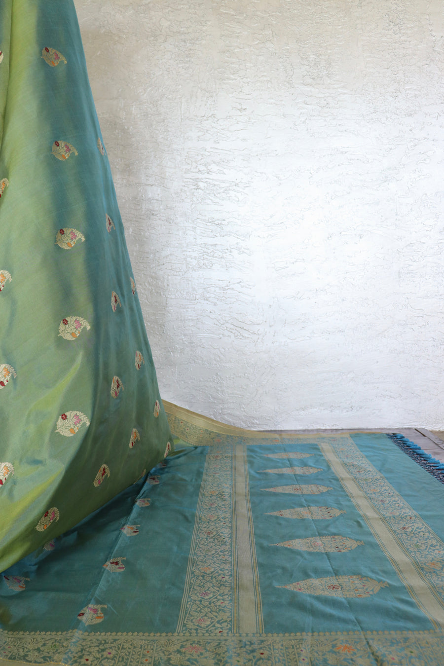 Dual-Tone Green Kairi Buti Pure Silk Handloom Banarasi Saree