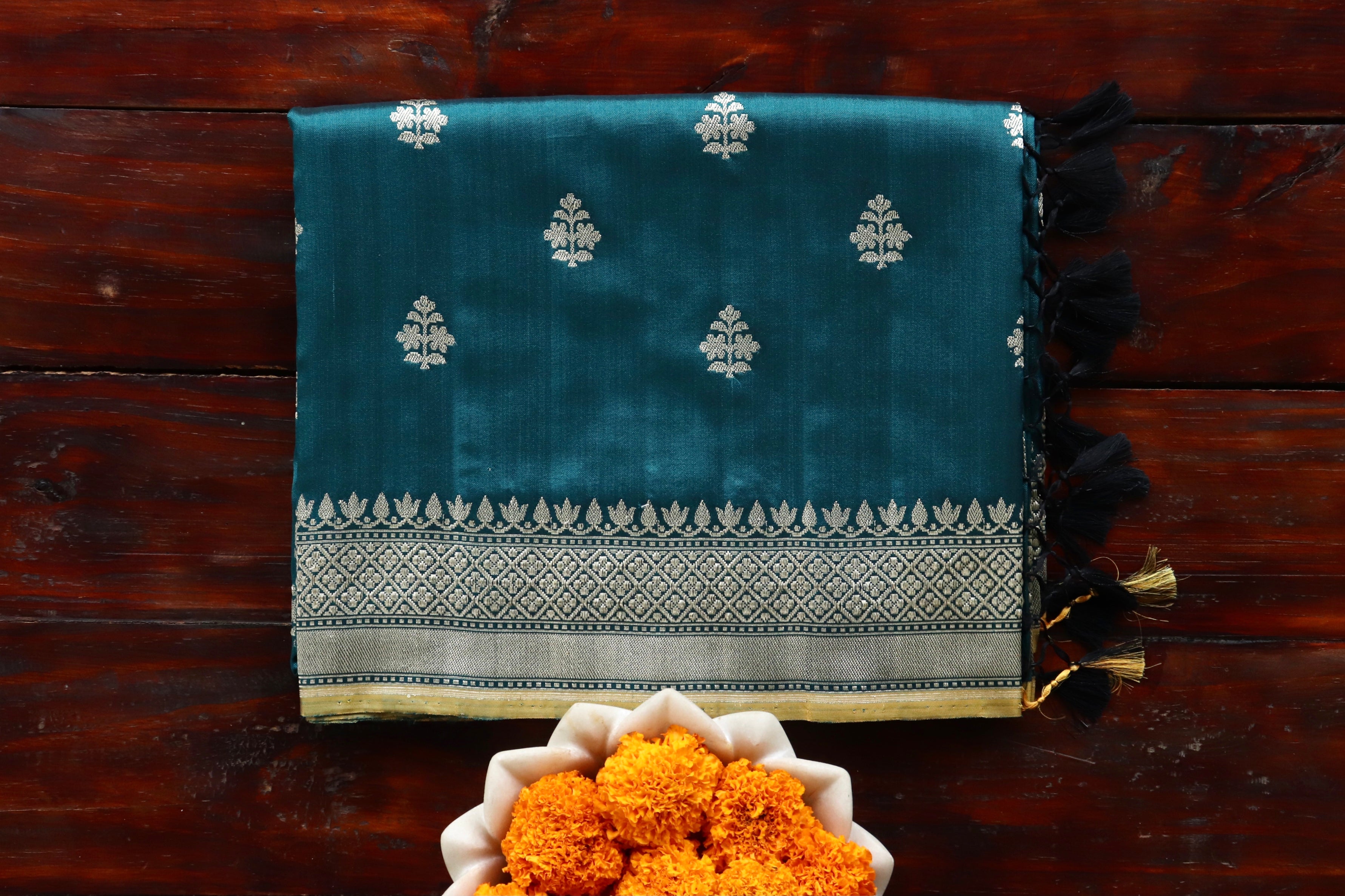 Peacock Shade Silk Leaf Motif Handloom Banarasi Saree