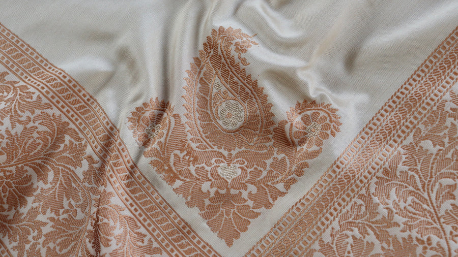 Aanchal motif on Off-White & Brown Kuniya Banarasi saree