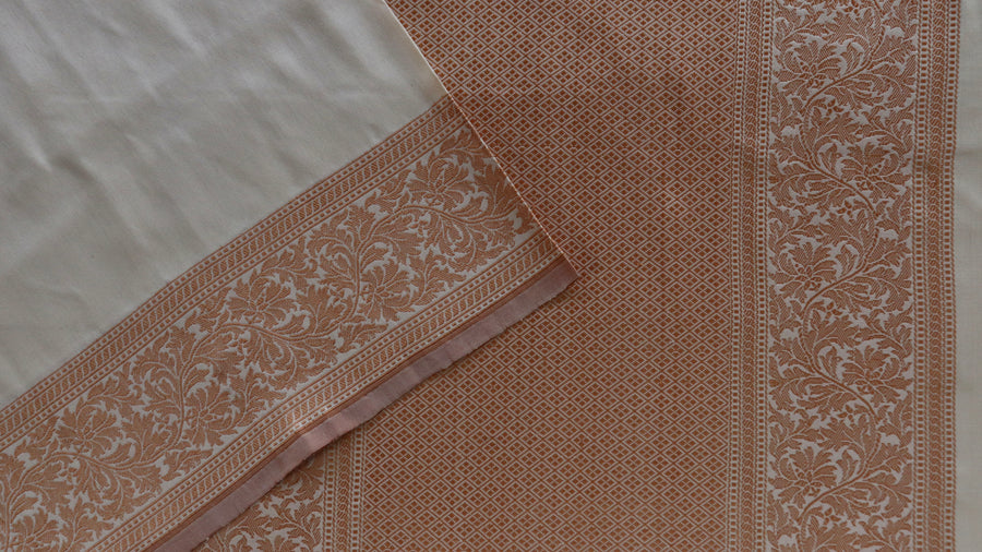 Full drape of Off-White & Brown Kuniya pure silk Banarasi saree