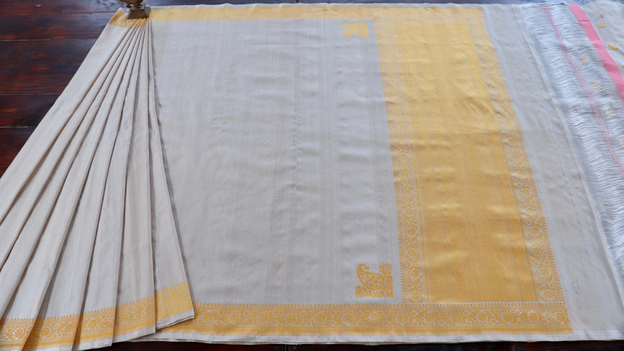 Border close-up on Ivory Kuniya pure silk Banarasi saree