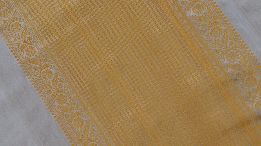 Silk texture of Ivory Kuniya Banarasi saree