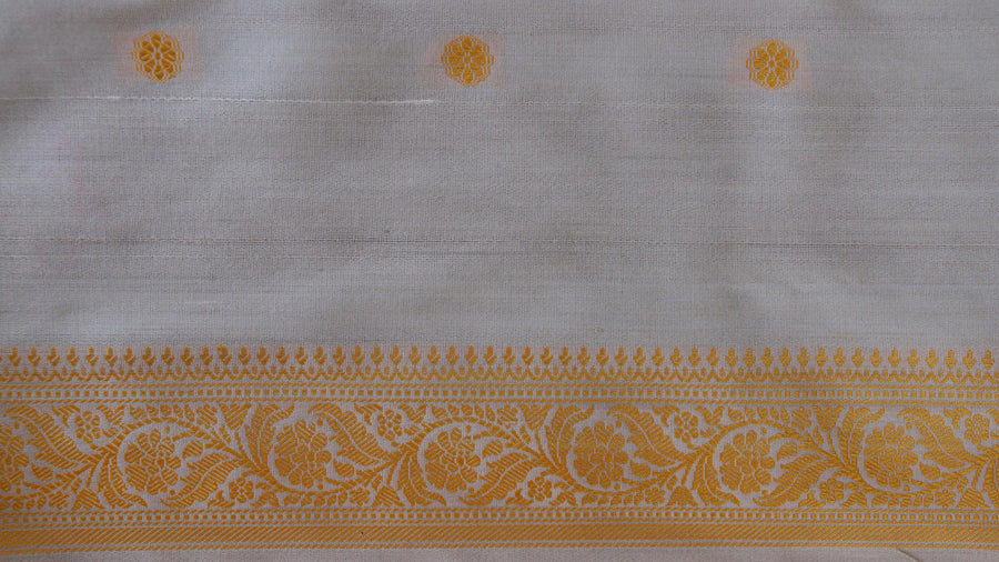 Kuniya corner motif on Ivory pure silk Banarasi saree