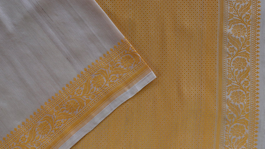 Full drape of Ivory Kuniya pure silk Banarasi saree